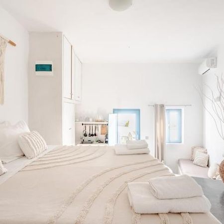 Euphoria Suites & Deluxe Studios Фира Екстериор снимка
