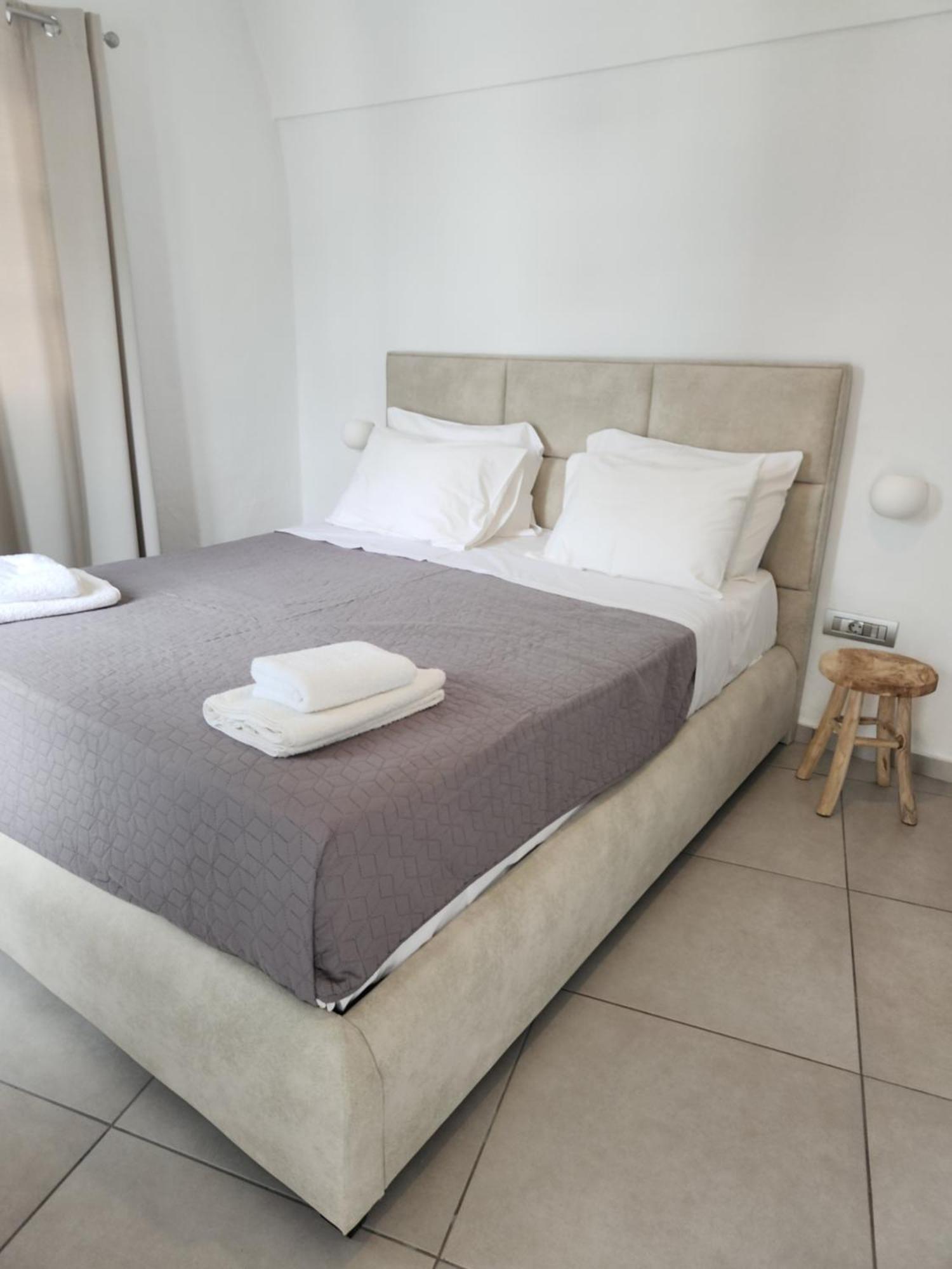 Euphoria Suites & Deluxe Studios Фира Екстериор снимка