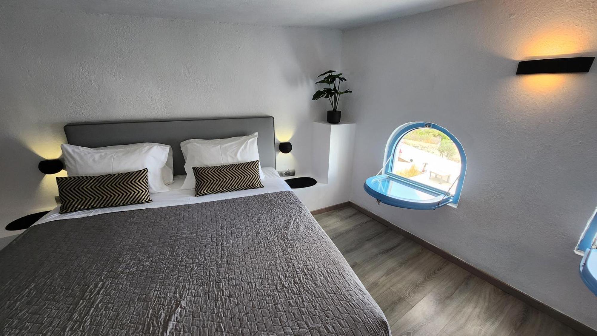 Euphoria Suites & Deluxe Studios Фира Екстериор снимка