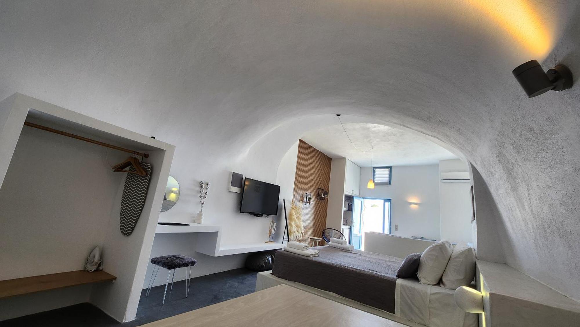 Euphoria Suites & Deluxe Studios Фира Екстериор снимка