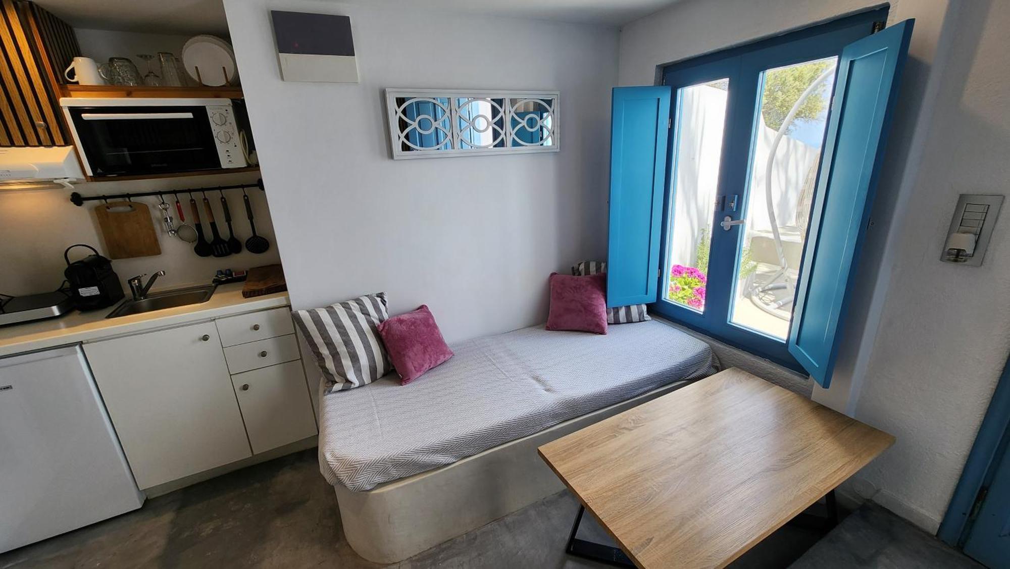 Euphoria Suites & Deluxe Studios Фира Екстериор снимка