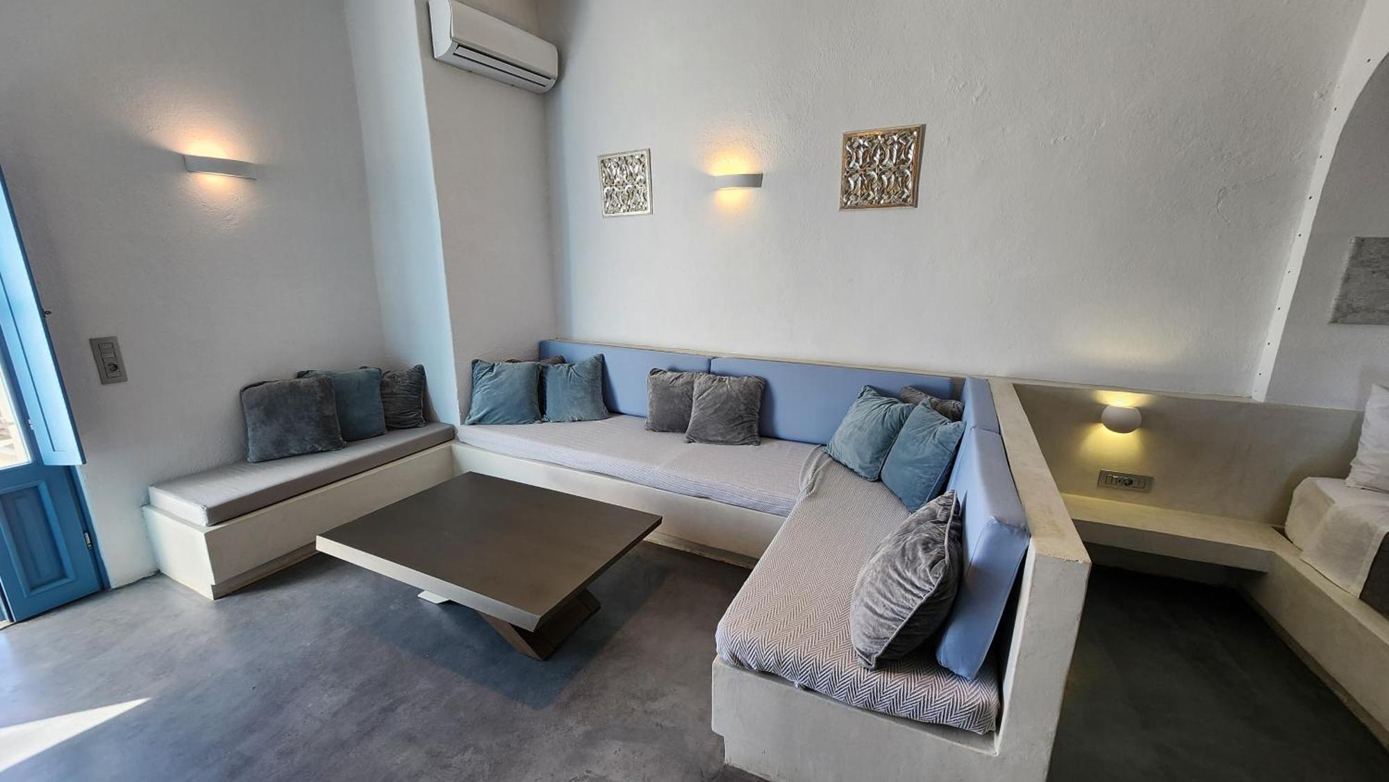 Euphoria Suites & Deluxe Studios Фира Екстериор снимка