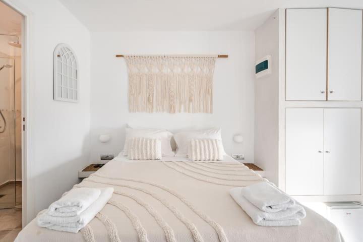 Euphoria Suites & Deluxe Studios Фира Екстериор снимка